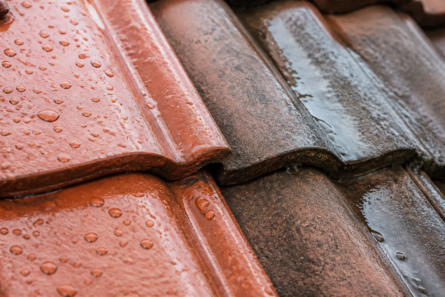 Comparaison de tuiles protégées et poreuses sous la pluie